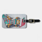 クリスマス用の服を着たかわいい黒と茶色の子犬 ラゲッジタグ (正面横)