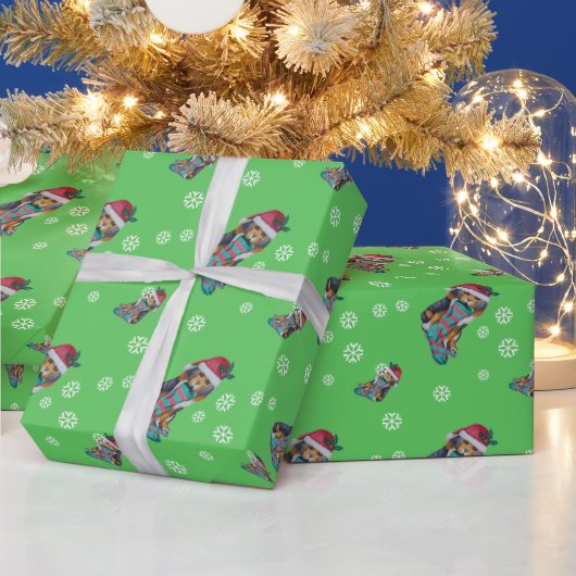 クリスマス用の服を着たかわいい黒と茶色の子犬 ラッピングペーパー (クリスマス)