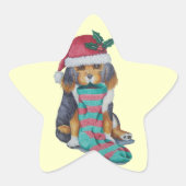 クリスマス用の服を着たかわいい黒と茶色の子犬 星シール (正面)