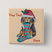 クリスマス用の服を着たかわいい黒と茶色の子犬 缶バッジ (正面)