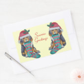 クリスマス用の服を着たかわいい黒と茶色の子犬 長方形シール (封筒)