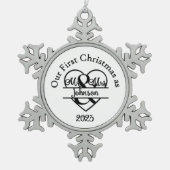 クリスマス私たちの初めてのクリスマスはミスター・アンド・ミセス・オーナメント スノーフレークピューターオーナメント (正面)