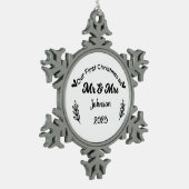 クリスマス私たちの初めてのクリスマスはミスター・アンド・ミセス・オーナメント スノーフレークピューターオーナメント (左)