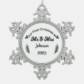 クリスマス私たちの初めてのクリスマスはミスター・アンド・ミセス・オーナメント スノーフレークピューターオーナメント (正面)