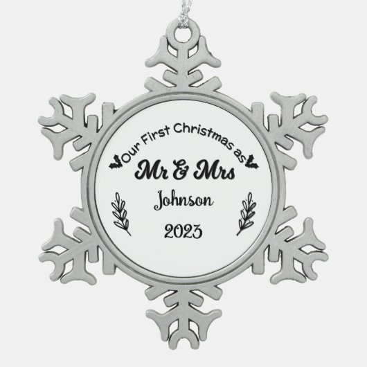クリスマス私たちの初めてのクリスマスはミスター・アンド・ミセス・オーナメント スノーフレークピューターオーナメント (正面)