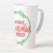 クリスマス私たちの初めてのクリスマス結婚したマグ カフェラテマグ (右アングル)