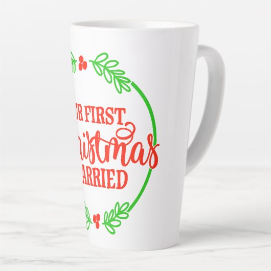 クリスマス私たちの初めてのクリスマス結婚したマグ カフェラテマグ (右アングル)