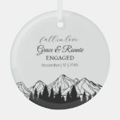 クリスマス秋ブラックマウンテンパインツリーカップル婚約した ガラスオーナメント (正面)