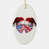 クリスマス米国およびサンタの帽子が付いているイギリスの旗のハート セラミックオーナメント (右)