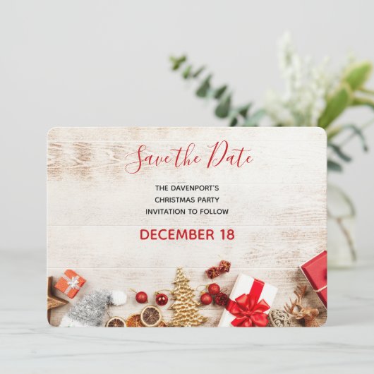 クリスマス素朴アイテムを飾った木製写真 セーブザデート (スタンド正面)