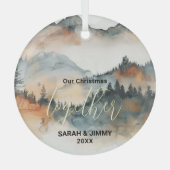 クリスマス素朴マウンテンアドベンチャーアウトドアカップル ガラスオーナメント (正面)