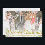 クリスマス結婚した |新婚ホリデーの写真カード シーズンカード<br><div class="desc">このエレガントホリデーフォトカードは新婚に最適！デザインは赤かわいらしと緑の葉、金ゴールド書道レタリング、あなたの写真のためのお気に入りの部屋を結婚備えている。</div>