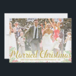 クリスマス結婚した |新婚ホリデーの写真カード シーズンカード<br><div class="desc">このエレガントホリデーフォトカードは新婚に最適！デザインは赤かわいらしと緑の葉、金ゴールド書道レタリング、あなたの写真のためのお気に入りの部屋を結婚備えている。</div>