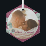 クリスマス結婚記念のスクリプエレガントトBurgundy ガラスオーナメント<br><div class="desc">この緑とフォトホリデーグラス結婚オーナメントで、あなた自身の暗いマルサラのワインレッドエレガントブルゴーニュの記念結婚した品を作成しなさい。このシックモダンなセージ緑のデザインは、ユーカリ枝の水色イラストを特徴とする。前後にカスタム2枚の写真を追加し、新しい名前とパーソナライズされた文字。この種のセラミックオーナメントの愛を見カスタムせなさい。記念日や婚約の贈り物としても最適。ガールフレンドが好きになっちゃうよ！最小注文なし。</div>