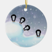 クリスマス装飾を有するおもしろいペンギン セラミックオーナメント (正面)