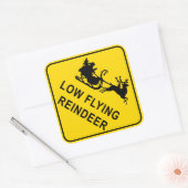 クリスマス警告標識 – ロー飛んでいるトナカイ スクエアシール (封筒)