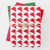 クリスマス赤い緑のサンタハットのパターンかわいい ラッピングペーパーシート (インサイチュ)