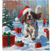 クリスマス走ハットで雪の中のイギリスのセッター シャワーカーテン (正面)