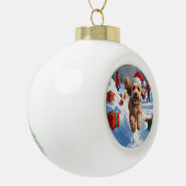 クリスマス走ハットで雪の中のコックポー セラミックボールオーナメント (左)