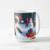 クリスマス走ハットで雪の中のシャム猫の帽子 コーヒーマグカップ (正面右)