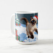 クリスマス走ハットで雪の中のシャム猫の帽子 コーヒーマグカップ (正面左)