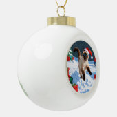 クリスマス走ハットで雪の中のシャム猫の帽子 セラミックボールオーナメント (左)