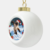 クリスマス走ハットで雪の中のシャム猫の帽子 セラミックボールオーナメント (右)