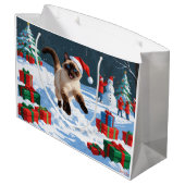 クリスマス走ハットで雪の中のシャム猫の帽子 ラージペーパーバッグ (裏面アングル)