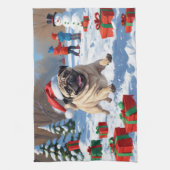 クリスマス走ハットで雪の中のパグの帽子 キッチンタオル (縦)