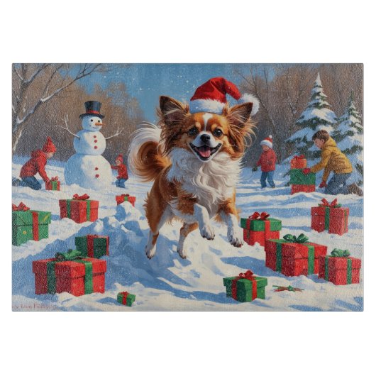 クリスマス走ハットで雪の中のパピロン犬 カッティングボード (正面)