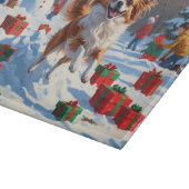 クリスマス走ハットで雪の中のパピロン犬 カッティングボード (角)