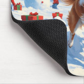 クリスマス走ハットで雪の中のパピロン犬 マウスパッド (コーナー)