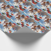 クリスマス走ハットで雪の中のパピロン犬 ラッピングペーパー (角)