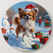 クリスマス走ハットで雪の中のパピロン犬 缶バッジ (正面)