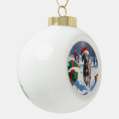 クリスマス走ハットで雪の中のワイマラナーの帽子 セラミックボールオーナメント (左)