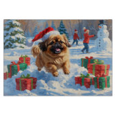 クリスマス走ハットで雪の中の北京犬の犬 カッティングボード (正面)