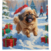 クリスマス走ハットで雪の中の北京犬の犬 シャワーカーテン (正面)