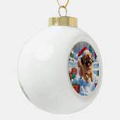 クリスマス走ハットで雪の中の北京犬の犬 セラミックボールオーナメント (左)