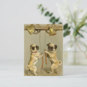 クリスマス鐘を鳴らしている2匹のパグ犬 シーズンポストカード (スタンド正面)