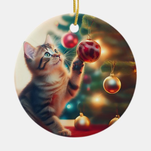 クリスマス電球で遊ぶかわいい子猫 セラミックオーナメント (正面)