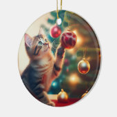 クリスマス電球で遊ぶかわいい子猫 セラミックオーナメント (左)