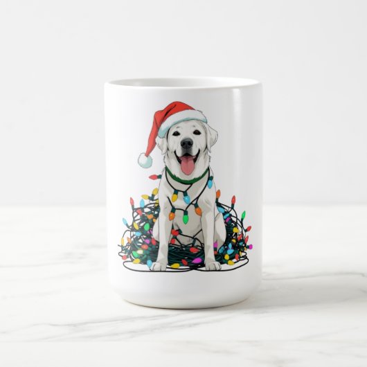 クリスマス電球に絡まった幸せな犬 Tシャツ コーヒーマグカップ (中央)
