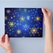クリスマス青の背景(金色の雪片付き) チラシ (手)