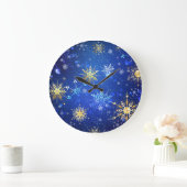 クリスマス青の背景（金色の雪片付き） ラージ壁時計 (ホーム)