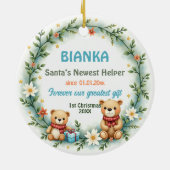 クリスマス1歳のクマのハグとホーリー 両面 セラミックオーナメント (裏面)