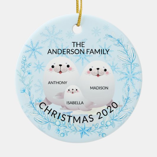 クリスマス3シールのかわいい冬の家族 セラミックオーナメント (正面)