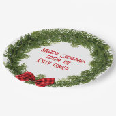 クリスマス エバーグリーン リース（松の葉の飾り） チェック柄のリボン付き ペーパープレート (アングル)
