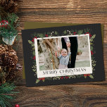 クリスマス エレガントな冬のホーリー植物写真<br><div class="desc">美しいモダンなクリスマス冬のホーリーベリーボーダー写真のホリデーカード。お名前と年をカスタマイズできます。</div>