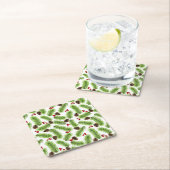 クリスマス グリーンの松の葉、松ぼっくり & 赤いベリー スクエアペーパーコースター (インサイチュ)