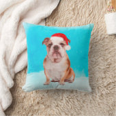 クリスマス・サンタハットで雪の中に座るブルドッグ クッション (ブランケット)